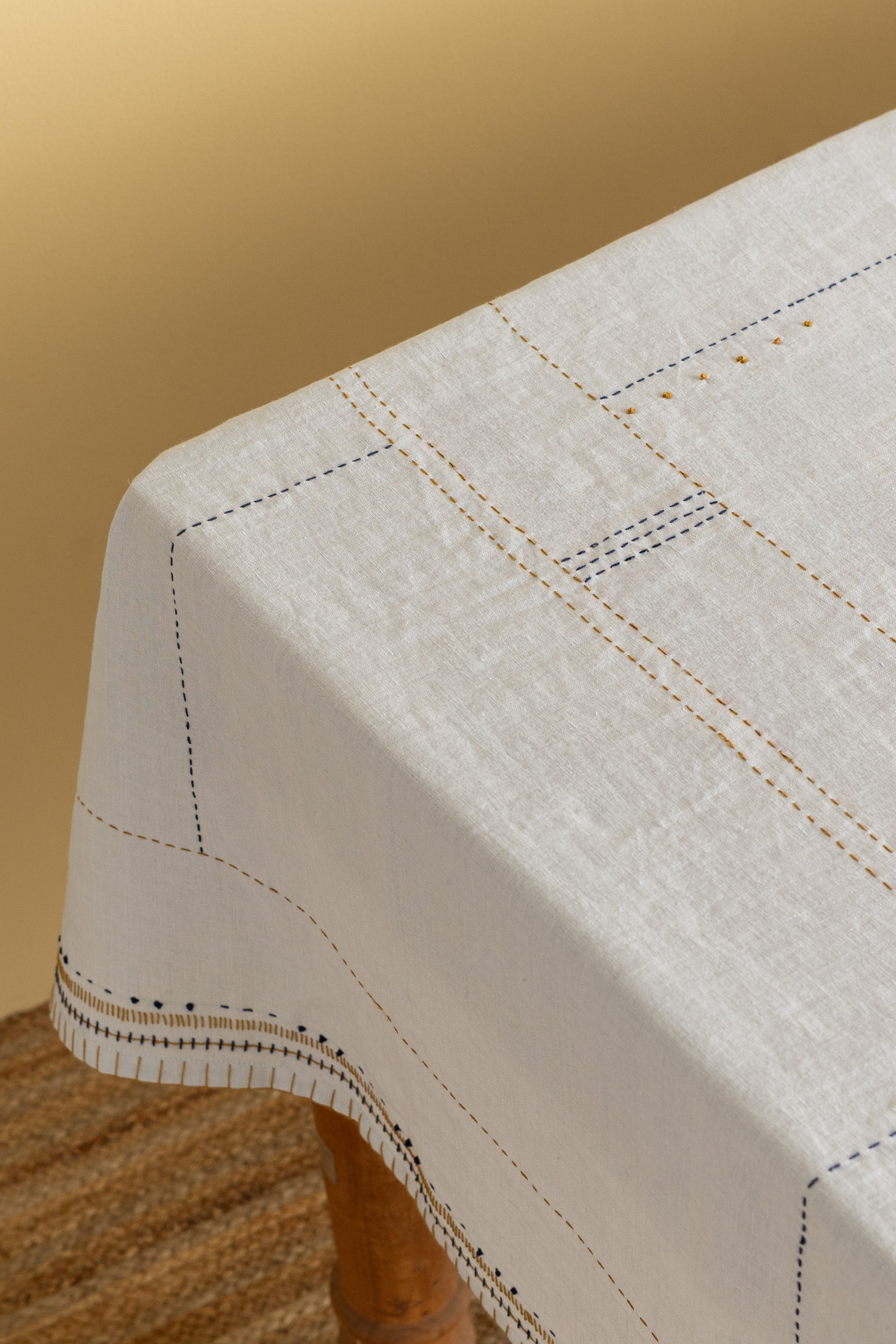 Linen Nestle Tablecloth