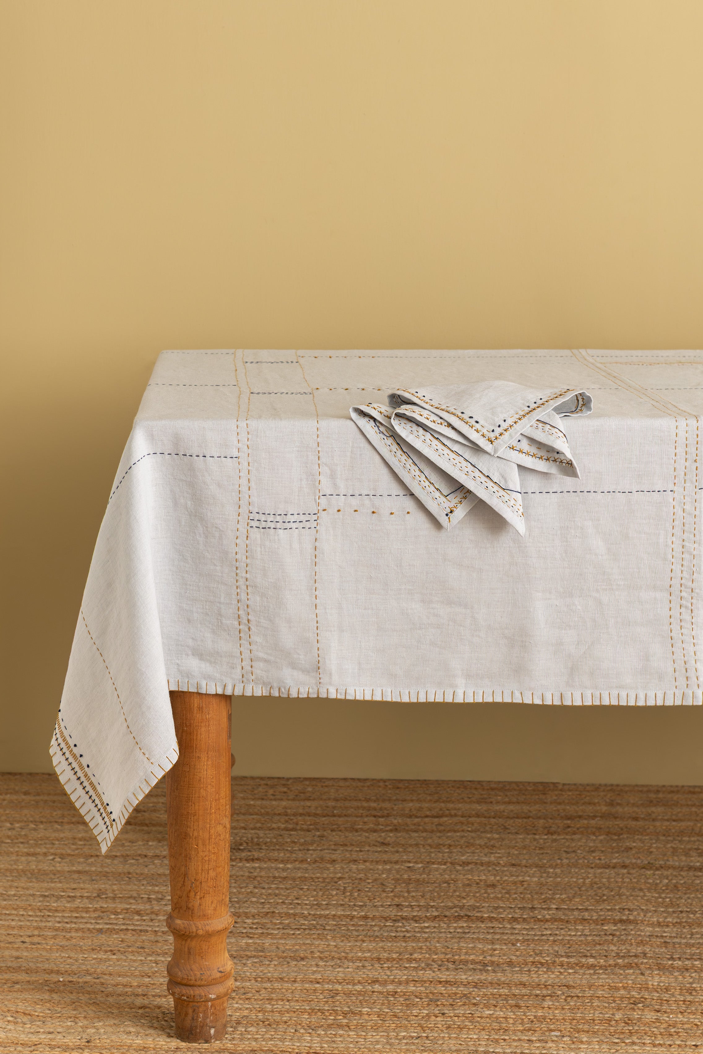 Linen Nestle Tablecloth
